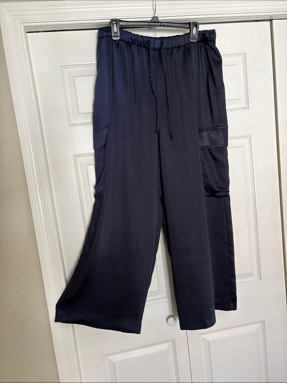 Gap women’s Satin cargo pants navy size L